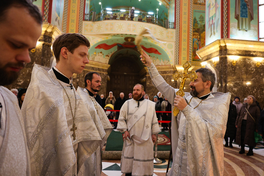 Великая агиасма: освящение воды в соборе Христа Спасителя в Крещенский сочельник (фото)