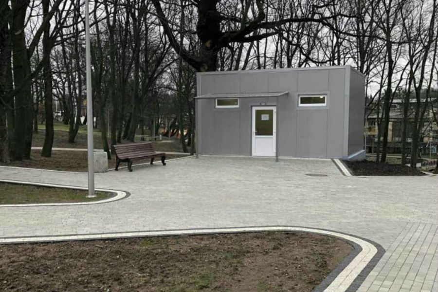 На берегу Нижнего пруда в Калининграде впервые появился стационарный туалет
