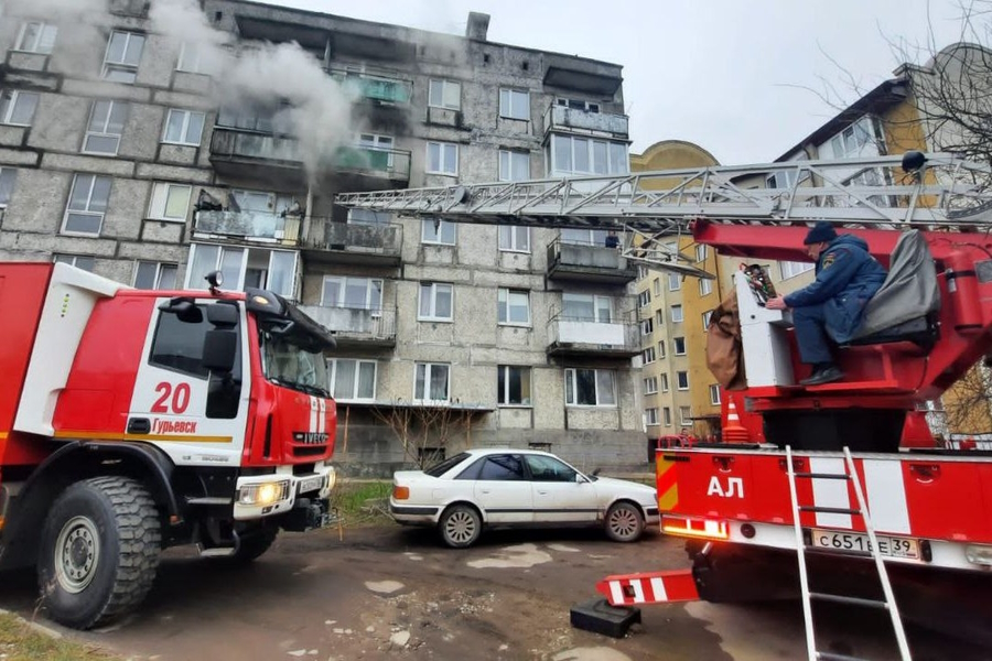 В Васильково эвакуировали 14 человек из-за пожара в пятиэтажке (фото)