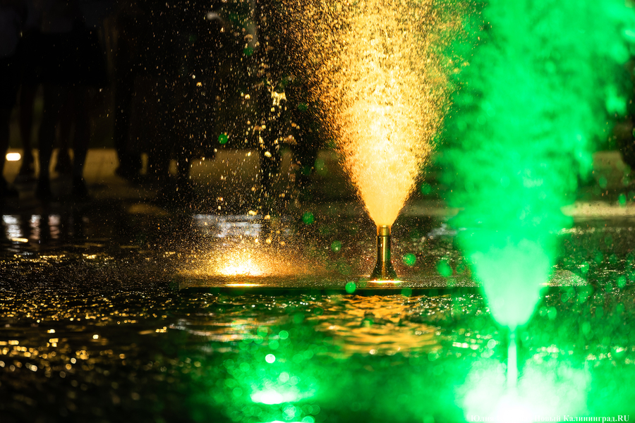 Брызги под музыку: как выглядит подсветка нового фонтана у стадиона «Балтика»