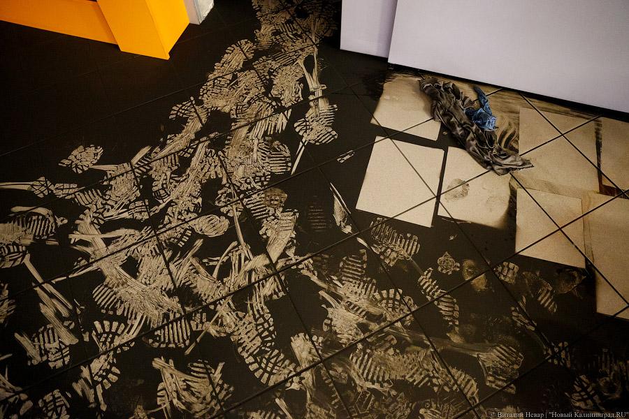 Цветы, гарь и копоть: пепелище пожара в торговом центре Калининграда (фото)