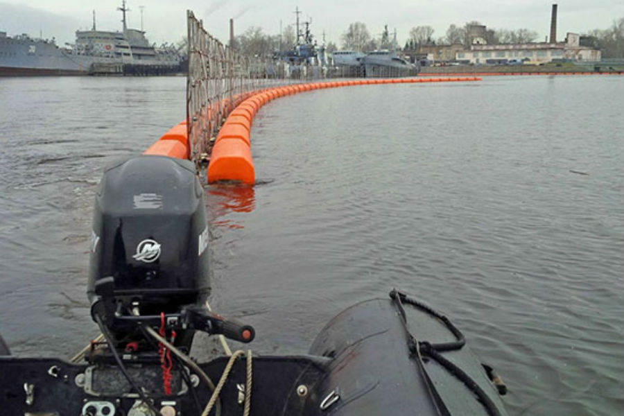 В военной гавани Балтийска устанавливают боновые заграждения против диверсий (фото)