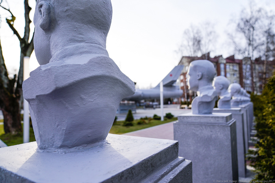 В Чкаловск вернули бюсты лётчиков после реставрации. Вот как они теперь выглядят