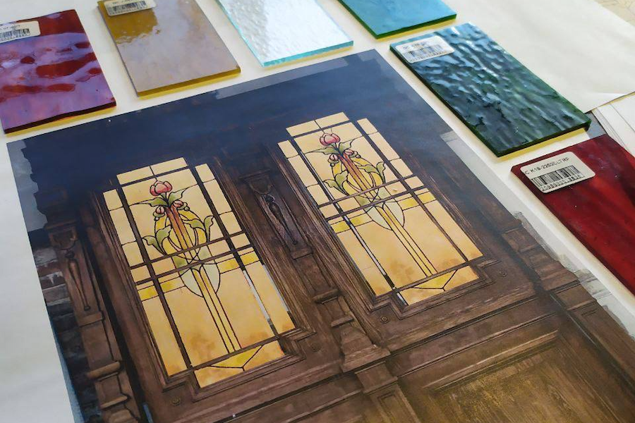 «Немного магии»: в Черняховске приступили к созданию еще одного дверного витража (фото)