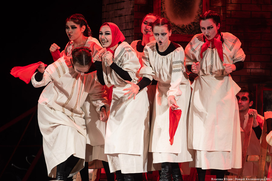 С интонациями The Beatles: в Музыкальном театре показали «Гоголюцинации Чичикова» (фото)