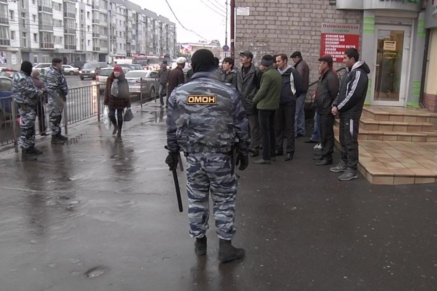 После рейда полиции на Центральном рынке домой отправляются 22 мигранта (фото)
