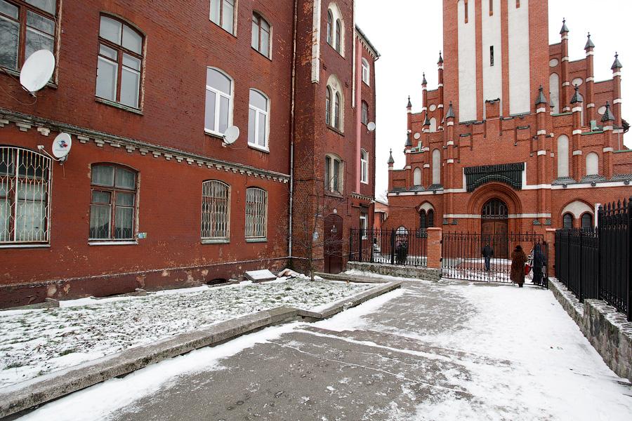 «А дальше мы?»: жильцы дома рядом с филармонией опасаются выселения со стороны РПЦ