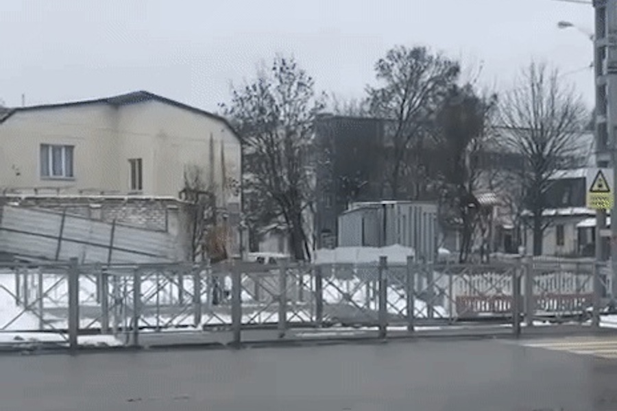 Приходится петлять в лабиринте: через ж/д-пути на Нарвской сделали переход (фото)