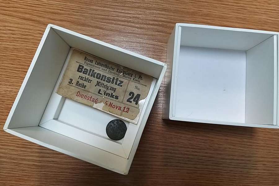 Жительница Полесска нашла билет в театр Кёнигсберга 1912 года во время ремонта (фото)