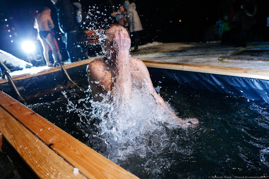 Окунулся, перекрестился: как прошли Крещенские купания в Калининграде (фото)