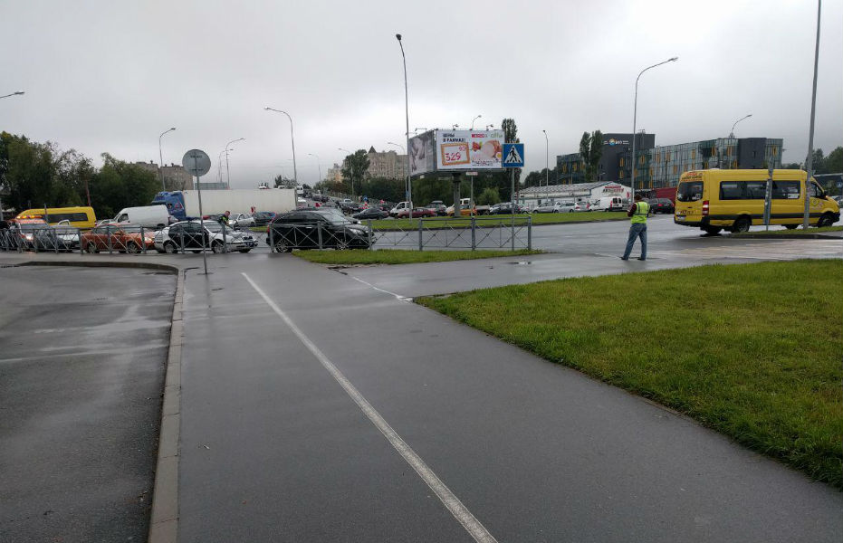 Улица Гайдара встала в пробке из-за ДТП с 4 машинами (фото)