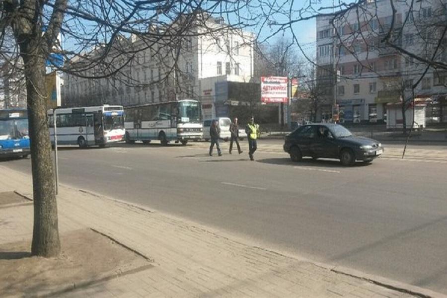 На Ленинском проспекте столкнулись пассажирский автобус и легковушка (фото)