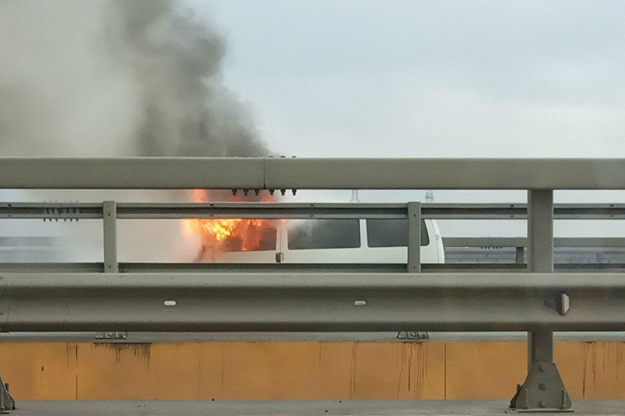 На Берлинском мосту загорелся микроавтобус (фото)