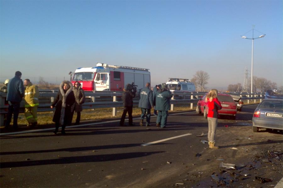 Часть Приморского кольца закрыта из-за поджога травы и крупного ДТП (+фото)