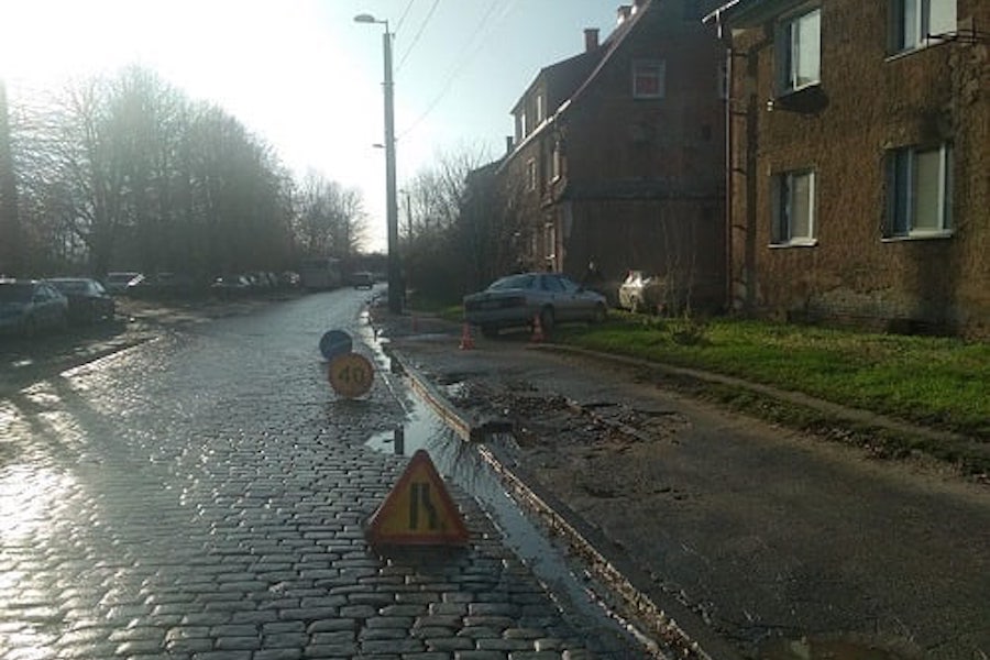 В Калининграде легковое авто выехало на тротуар и сбило пенсионерку (фото)