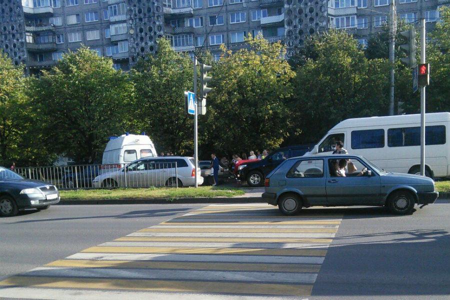 Очевидец: на Московском проспекте Калининграда свадебный кортеж сбил человека (фото)