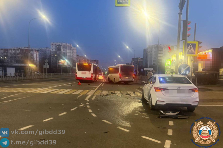 На ул. Согласия в Калининграде столкнулись автобус и легковушка