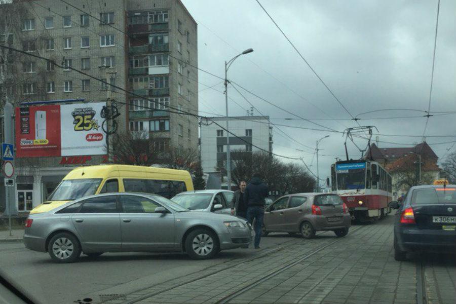 На Черняховского произошло ДТП на трамвайных путях (фото)