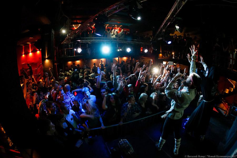  Лапти разбил об пол: на Вагонке прошёл концерт «Нейромонаха Феофана»