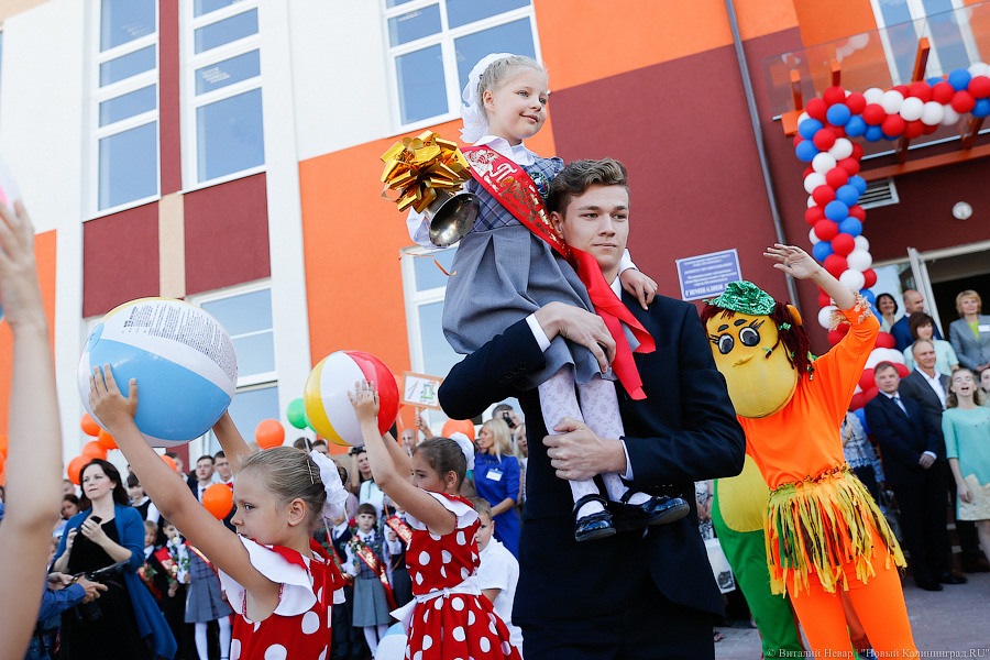 В окружении странных зверей: первая линейка в новой гимназии с первыми лицами