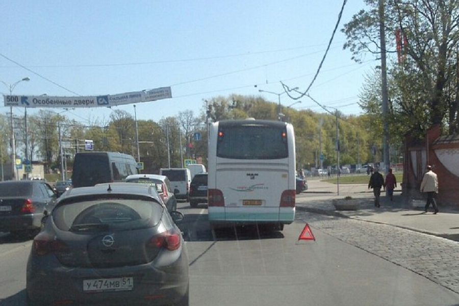 На пл.Василевского образовалась пробка из-за поломки автобуса (фото)