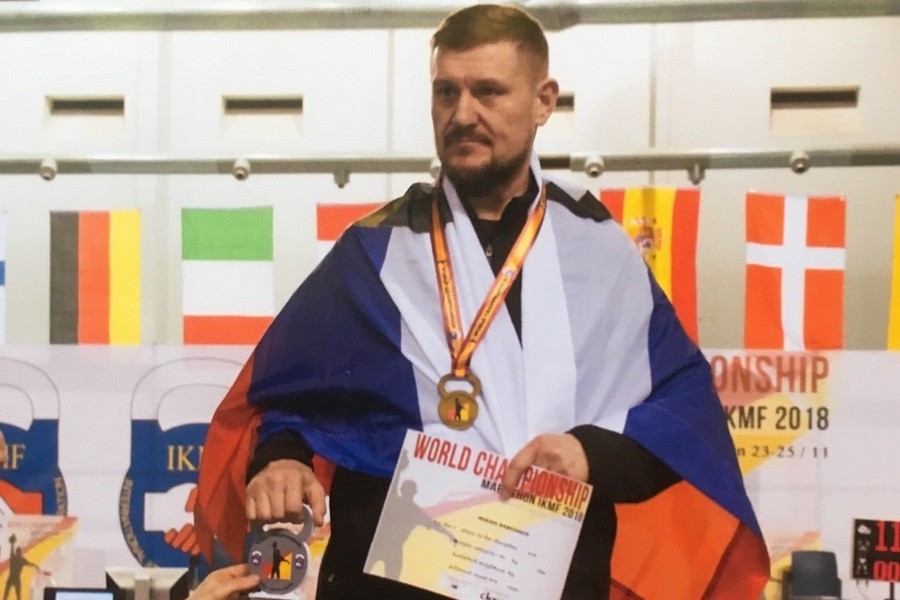 Поднять 16 кг 434 раза: калининградец выиграл Чемпионат мира по гиревому марафону