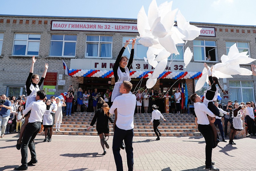 Майский вальс и слёзы: в школах Калининграда прозвенел последний звонок (фото)