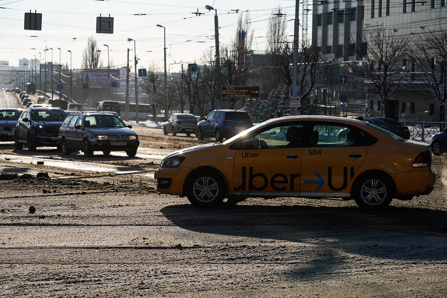 «Насладиться» зимой: во что превратились дороги в Калининграде после снегопада (фото)