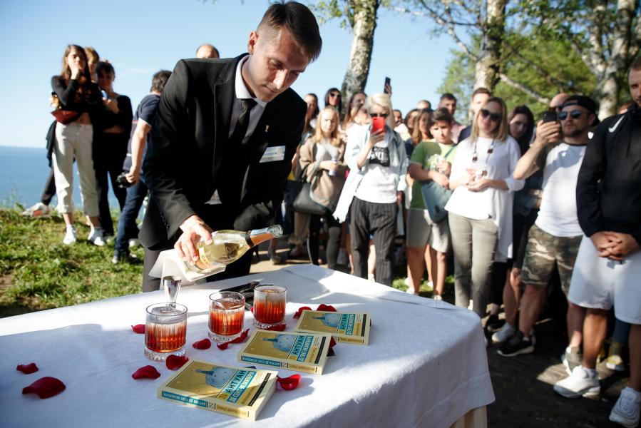 Море, поэзия, коктейли: в Калининграде выбрали обладателя «Янтарного шейкера»