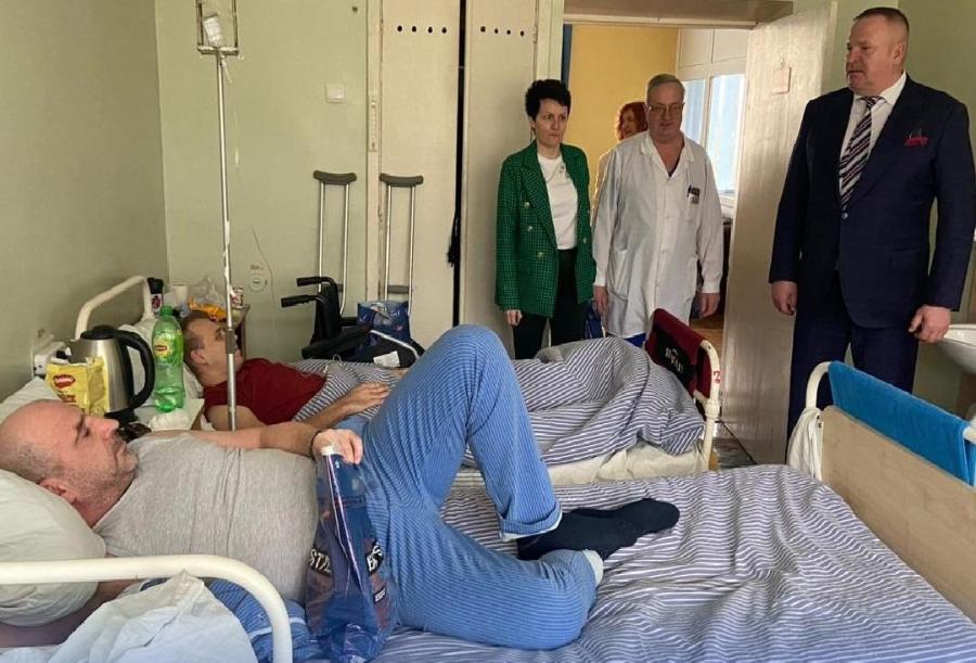 В Балтийске раненым участникам СВО в канун 23 февраля чиновники подарили газеты