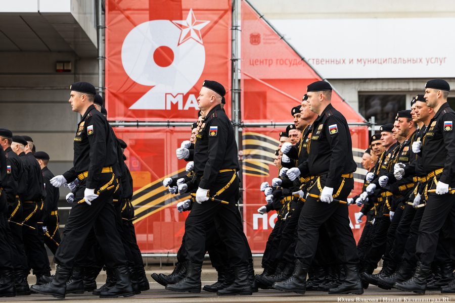 Под Знаменем Победы: в центре Калининграда прошел военный парад (фото)