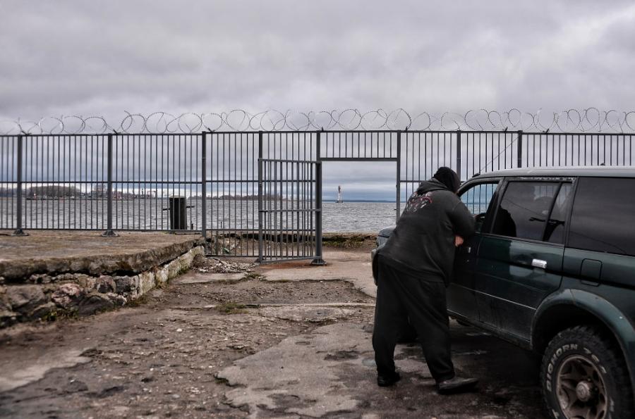 Особо охраняемая территория: почему жители Балткосы недовольны забором у переправы