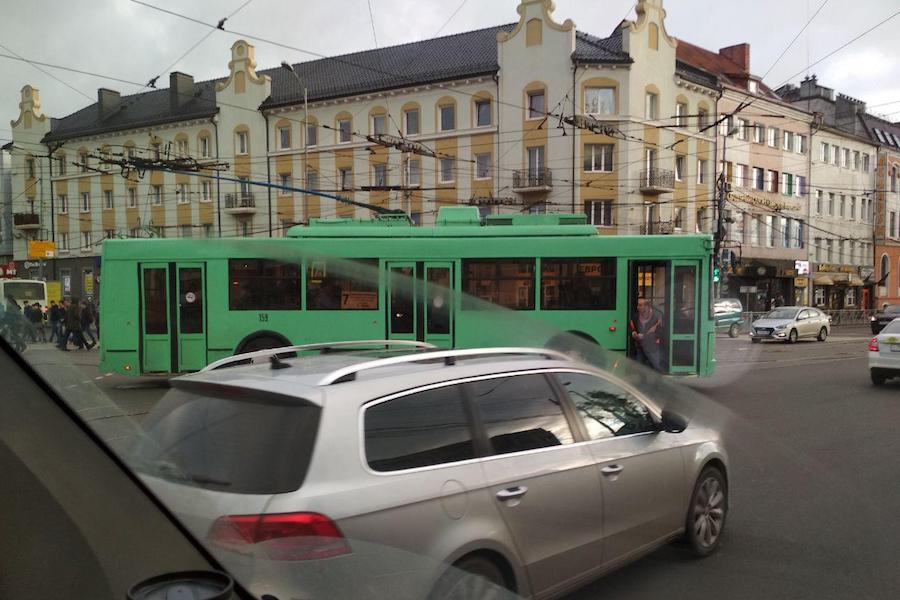 На площади Победы троллейбус повредил контактную сеть (фото)