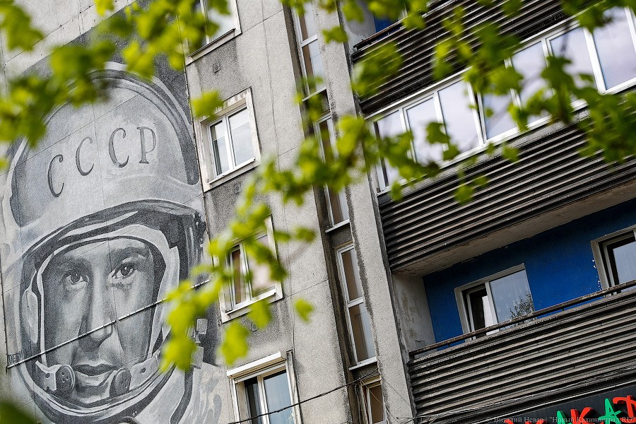 Не граффити, а стрит-арт: в Калининграде нарисовали портрет космонавта Леонова