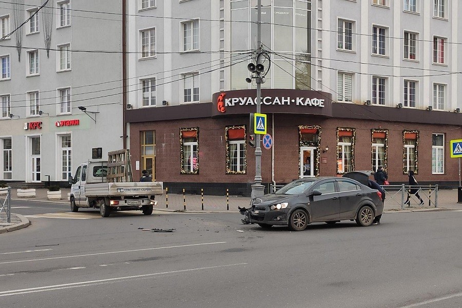 Столкнувшиеся на площади Победы автомобили заблокировали проезд (фото)