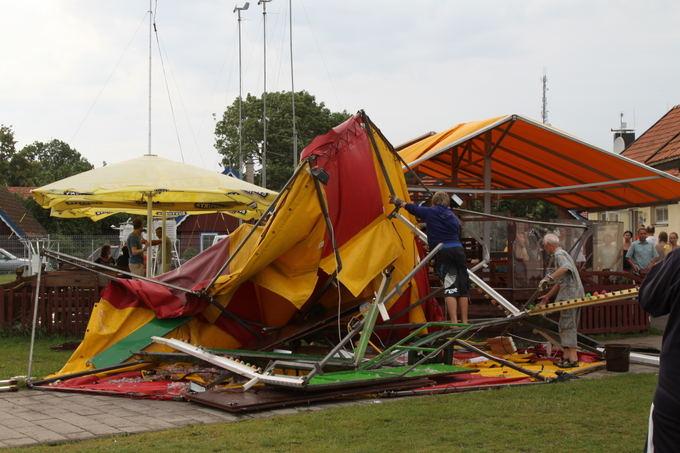 Шторм в Литве: на пляже Ниды ветер поднял в воздух коляску с ребенком (фото)