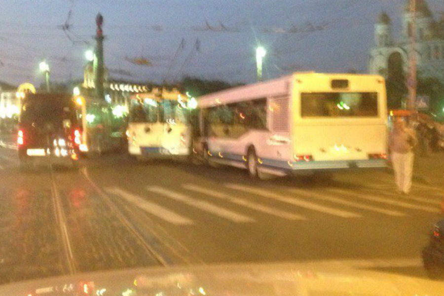 Троллейбус и автобус столкнулись на площади Победы (фото)