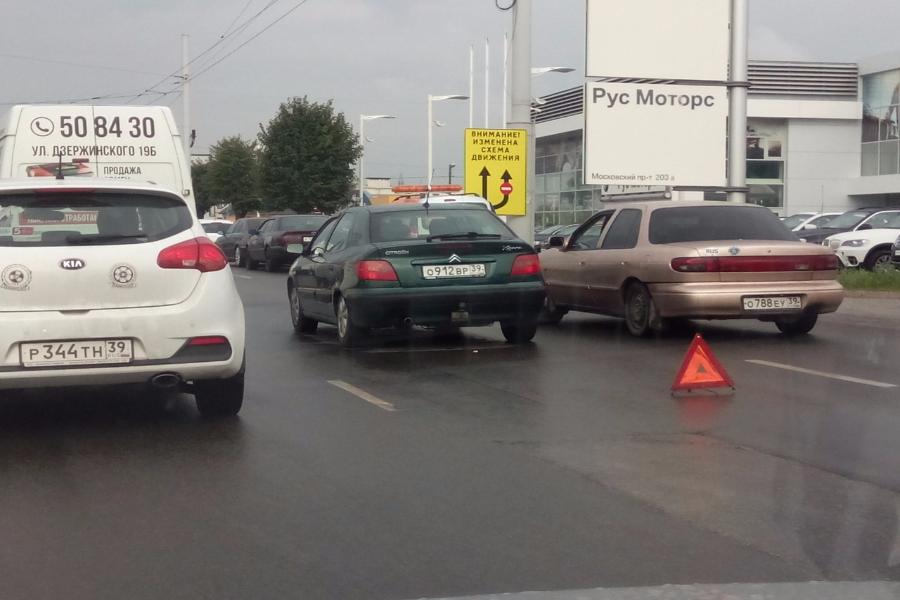 На Московском проспекте столкнулись «Ситроен» и «Форд» (фото)