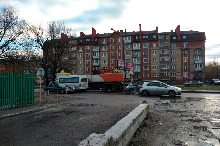 Из-за сломавшегося манипулятора в Васильково собралась пробка на Гагарина (фото)
