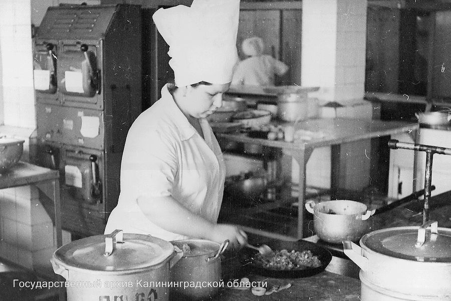 Победитель конкурса молодых поваров в ресторане «Атлантика» Г. Радонец. 1977. Автор съемки: Е.И.Чепинога // ГАКО. Арх. 0-3266. Плёнка.