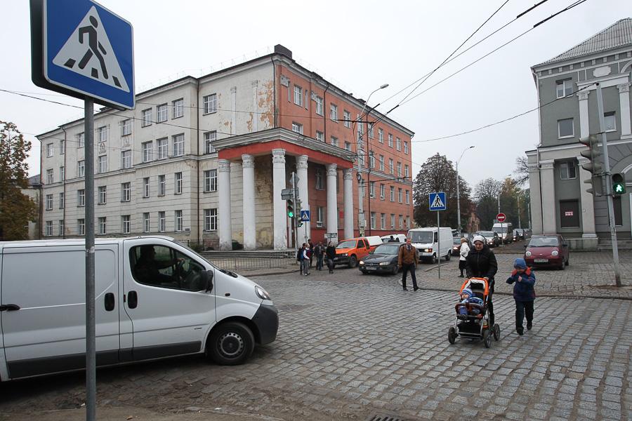 Несчастливый перекресток: грузовики сносят ограждение у школы №14, где погибла девочка (фото)