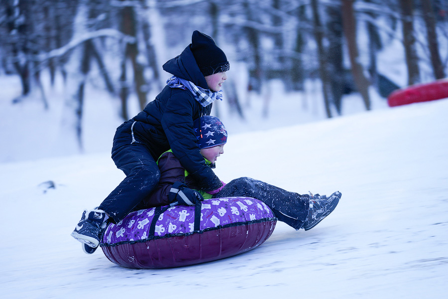 Скользя по утреннему снегу: калининградцы устроили катания с горки в Центральном парке (фото)