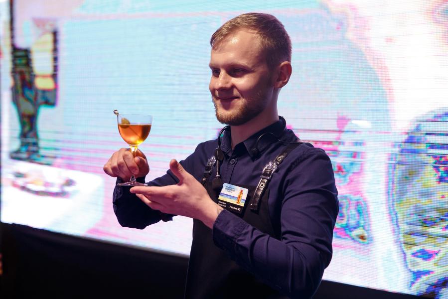 Море, поэзия, коктейли: в Калининграде выбрали обладателя «Янтарного шейкера»