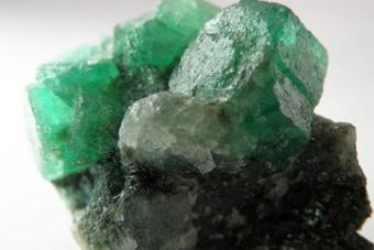 Калининградский янтарный комбинат начал добычу изумрудов в Свердловской области