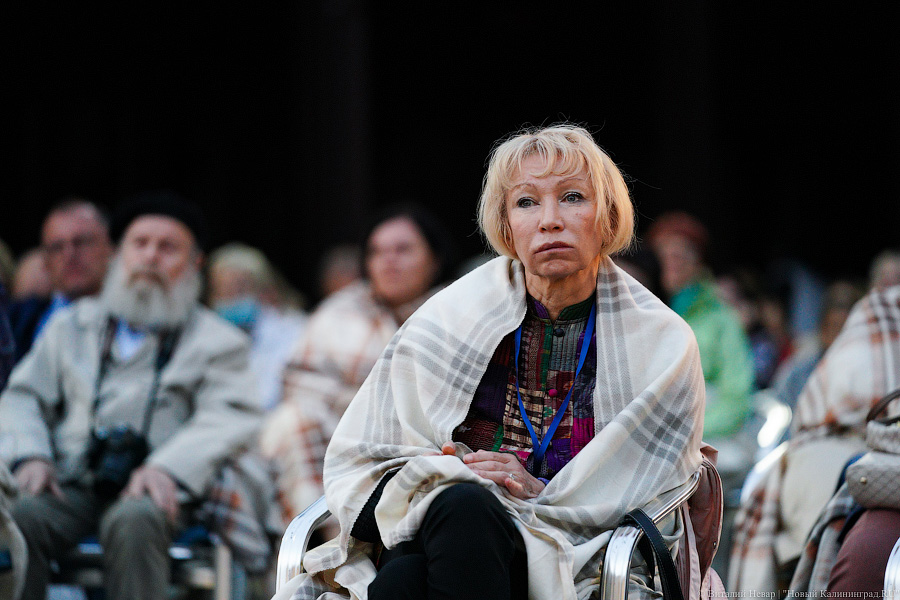 Любовь и жизнь: во Фридрихсбургских воротах выступила солистка Михайловского театра (фото)