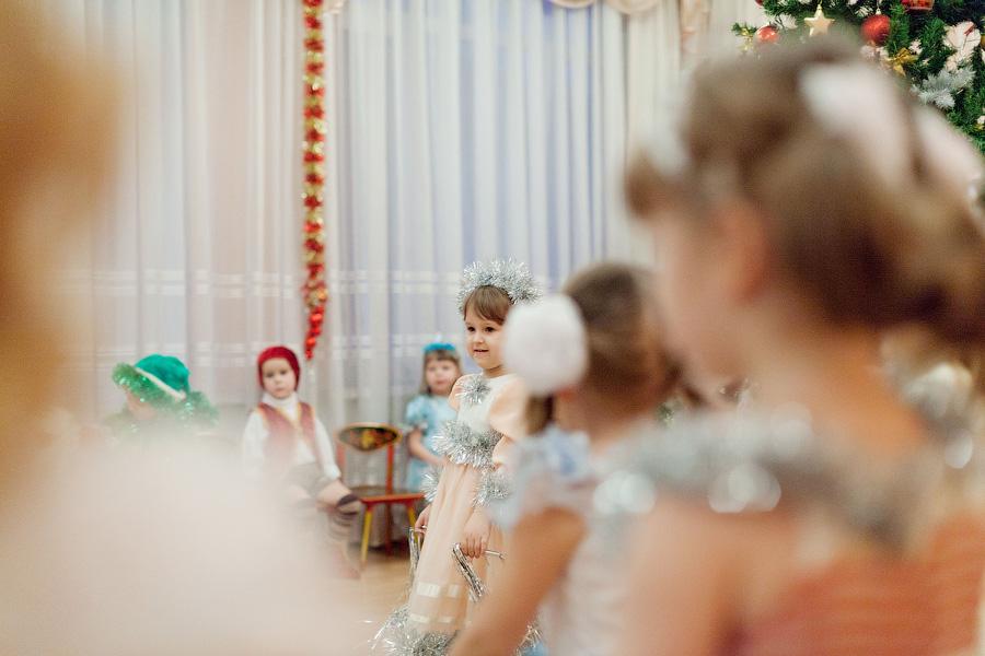 “Обычная сказка”: фоторепортаж с новогоднего утренника в детском саду