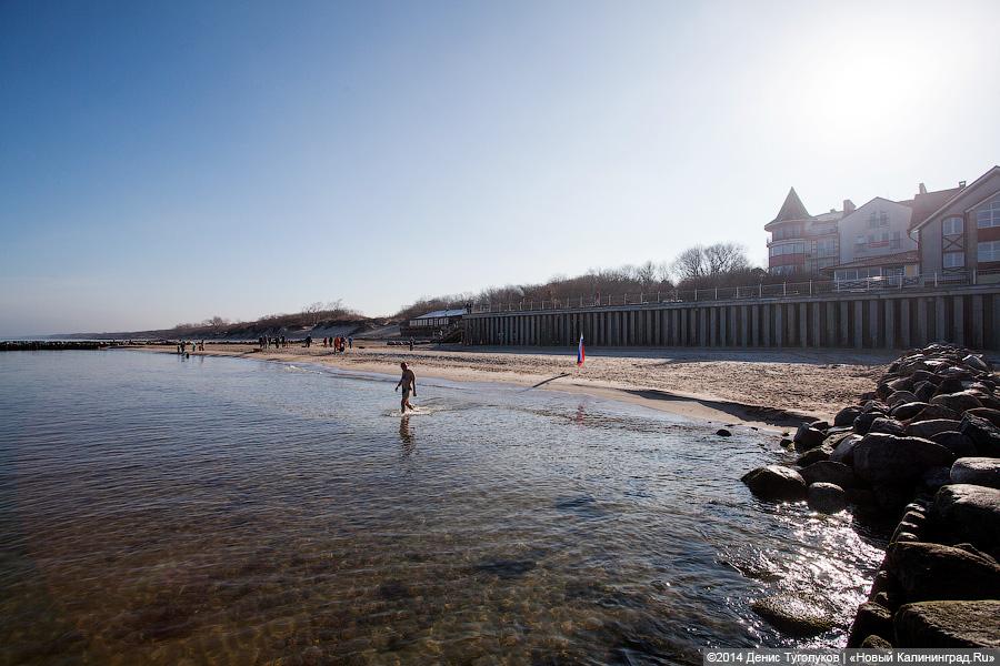 Зеленоградец поздравил женщин с 8 Марта, проплыв больше километра в ледяной воде