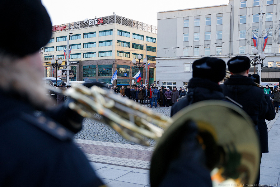 «Морозный гимн»: курсанты и школьники отметили День Конституции флешмобом
