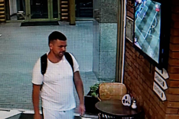 Полиция разыскивает подозреваемого в краже сумки у посетительницы ресторана (фото)