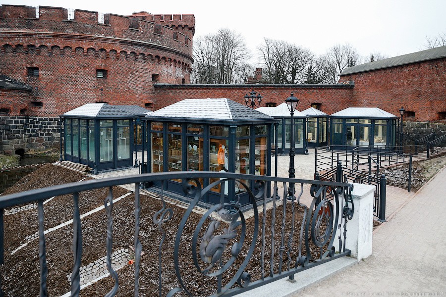 Много «курилок»: закончился монтаж новых палаток у музея Янтаря (фото)